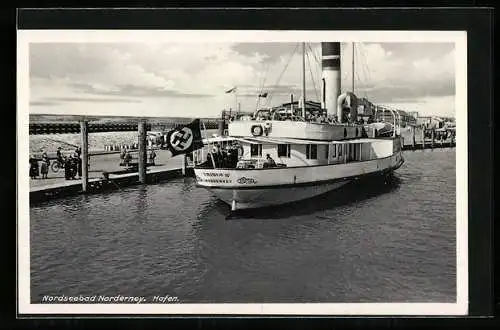 AK Passagierschiff Frisia IV im Hafen von Norderney, flagge