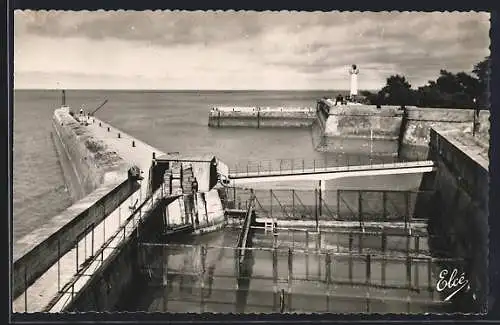 AK Saint-Martin de Ré, La Sortie du Port, les fortifications de Vauban et le Phare de la Barbette