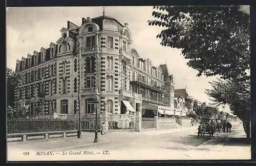 AK Royan, Le Grand Hôtel et la rue animée avec voitures et passants