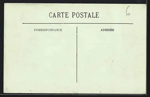 AK Royan, Le Grand Hôtel et la rue animée avec voitures et passants