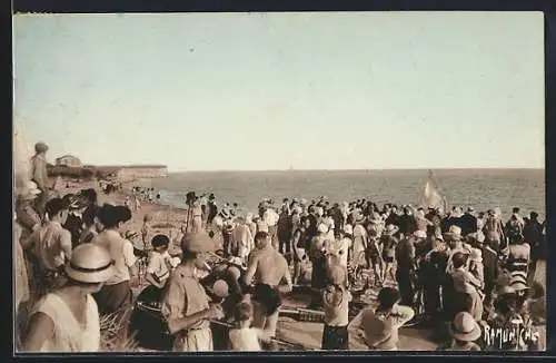 AK Angoulins, Plage animée avec des baigneurs et visiteurs en bord de mer