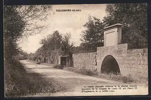 AK Taillebourg, La vieille chaussée romaine et la plaque commémorative de la victoire de Louis IX sur Henri III