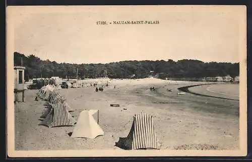 AK Nauzan-Saint-Palais, Vue de la plage avec tentes et forêt en arrière-plan