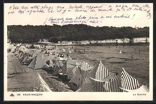 AK Vaux-Nauzan, La Conche avec tentes rayées et baigneurs sur la plage