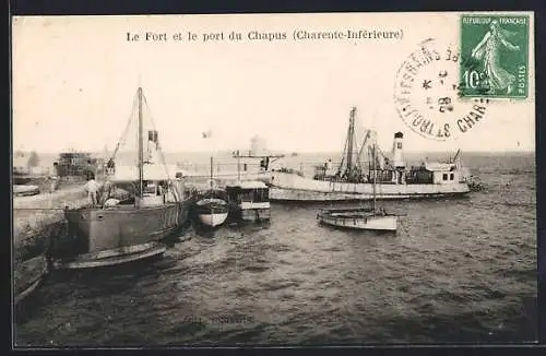 AK Chapus, Le Fort et le port avec bateaux amarrés