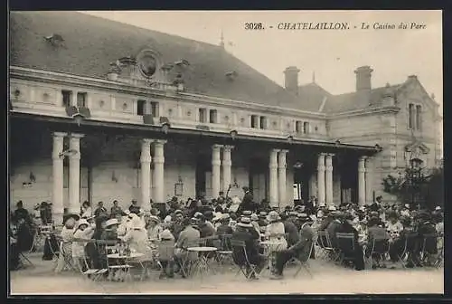 AK Châtelaillon, Le Casino du Parc avec des gens assis à des tables en plein air