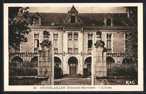 AK Châtelaillon, L`Aube, Facade de l`immeuble avec portail orné