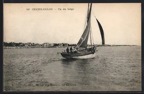 AK Châtelaillon, Voilier en mer avec vue sur la ville depuis le large