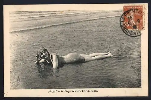 AK Châtelaillon, Sur la Plage de Chatelaillon avec une Femme en Maillot de Bain