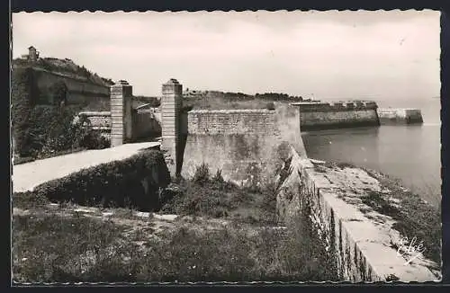 AK Saint-Martin-de-Ré, Les Fortifications de la Citadelle et le Phare de l`Entrée du Port