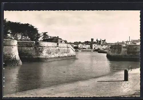 AK Saint-Martin-de-Ré, L`entrée du port et les fortifications de Vauban, à gauche la porte de la Barbette