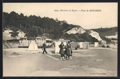 AK Meschers, Plage avec cabines de bain et promeneurs sur le sable