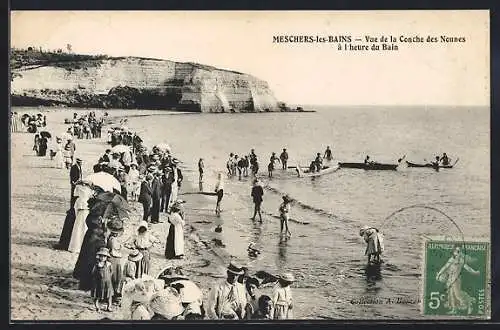 AK Meschers-les-Bains, Vue de la Conche des Nonnes à l`heure du Bain