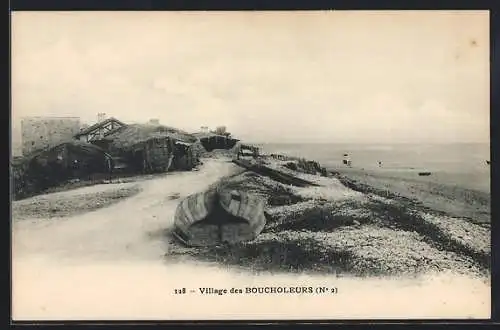 AK Boucholeurs, Vue du village côtier avec bateaux sur le rivage