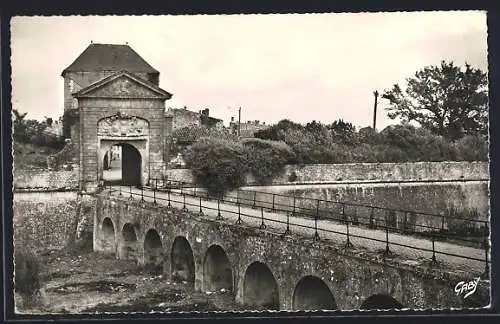 AK Saint-Martin-de-Ré, Porte des Campani et son pont en pierre