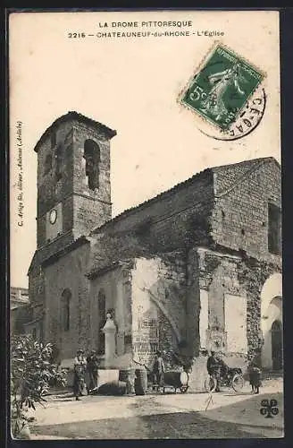 AK Châteauneuf-du-Rhône, L`Église avec des habitants et une fontaine