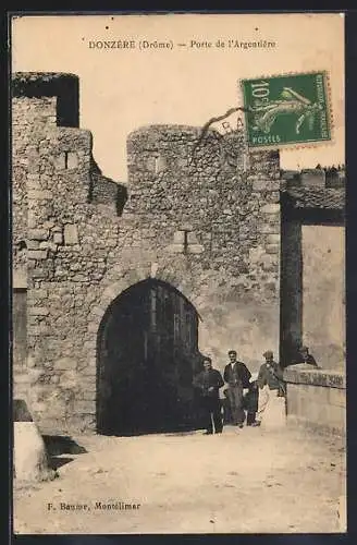 AK Donzère /Drôme, Porte de l`Argentière avec des hommes posant devant l`entrée