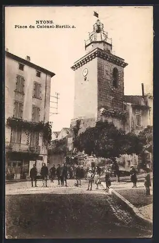 AK Nyons, Place du Colonel-Barillon avec groupe de personnes devant la tour de l`horloge