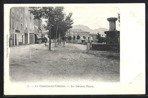 AK La Chapelle-en-Vercors, La Grande Place avec fontaine et bâtiments adjacents