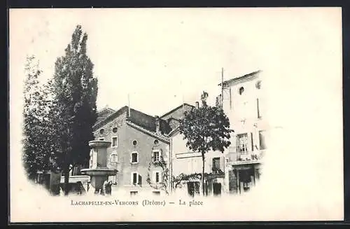 AK Lachapelle-en-Vercors, La place avec fontaine et arbres