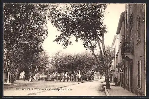 AK Pierrelatte, Le Champ de Mars avec ses arbres majestueux et les bâtiments adjacents