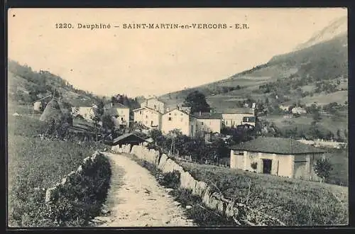 AK Saint-Martin-en-Vercors, Vue du village avec chemin et collines environnantes