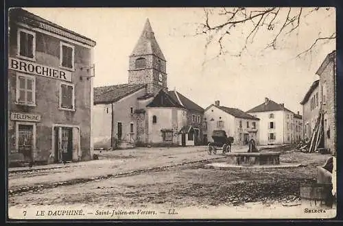 AK Saint-Julien-en-Vercors, Vue de la place du village avec église et bâtiments adjacents