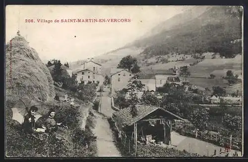 AK Saint-Martin-en-Vercors, Vue du village avec des habitants et des meules de foin