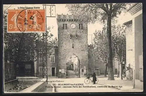 AK Beaumont-lès-Valence, Place du Basset et ancienne porte des fortifications médiévales