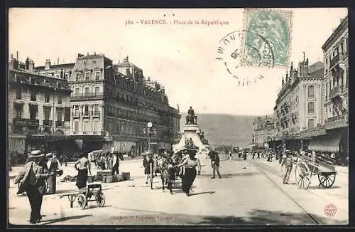 AK Valence, Place de la République avec statue et passants