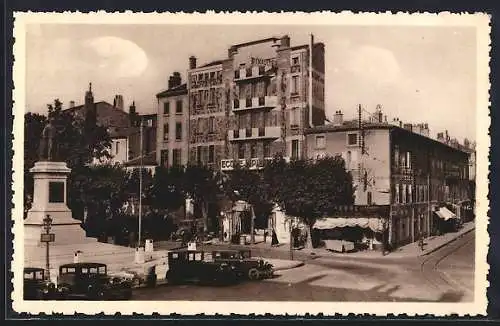 AK Valence, Place Madier-de-Montjau avec voitures anciennes et bâtiments historiques