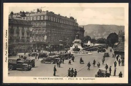 AK Valence, Place de la République avec fontaine et voitures anciennes