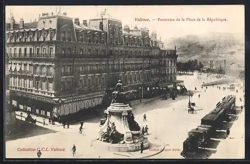 AK Valence, Panorama de la Place de la République avec statue et bâtiments historiques