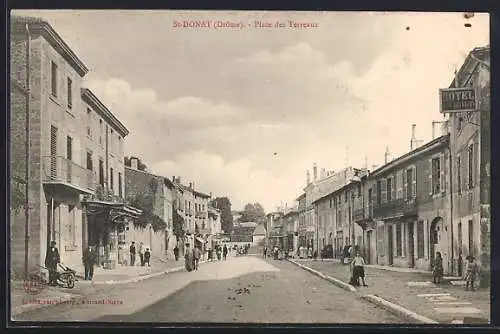 AK Saint-Donat, Place des Terreaux et rue animée avec l`hôtel et les passants