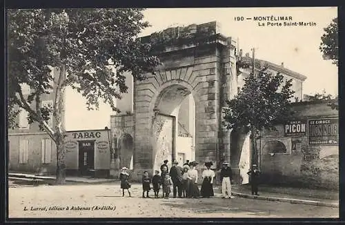 AK Montélimar, La Porte Saint-Martin avec des habitants devant le bar-tabac