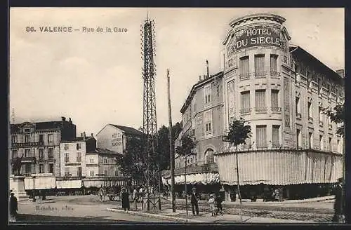 AK Valence, Rue de la Gare avec l`Hôtel du Siècle et la rue animée