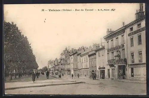 AK Valence, Rue du Tunnel avec bâtiments et passants