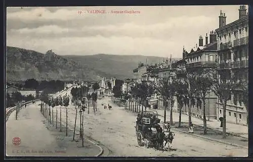 AK Valence, Avenue Gambetta avec calèche et bâtiments historiques