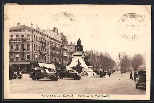 AK Valence, Place de la République avec monument et voitures