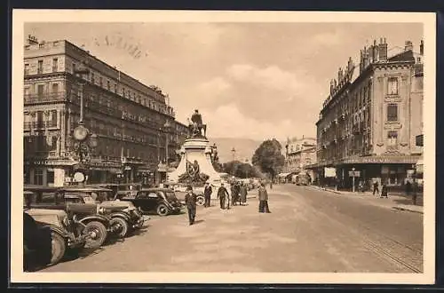 AK Valence, Place de la République avec statue et voitures anciennes