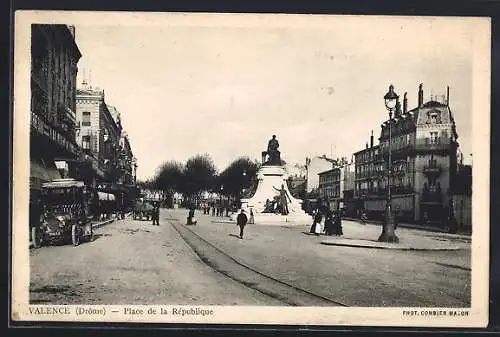 AK Valence, Place de la République avec statue et passants