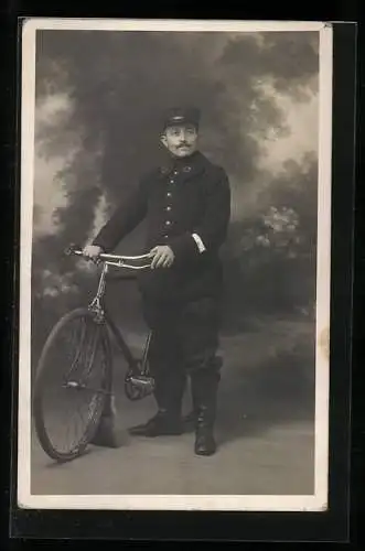 AK Postbote in Uniform mit seinem Fahrrad