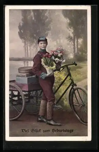 AK Junger Postbote mit seinem Fahrrad bringt Blumen und Geschenke, Geburtstagskarte