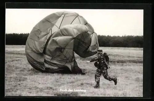 AK Fallschirmjäger der Bundeswehr nach Landung