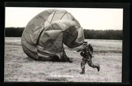 AK Fallschirmjäger der Bundeswehr nach Landung