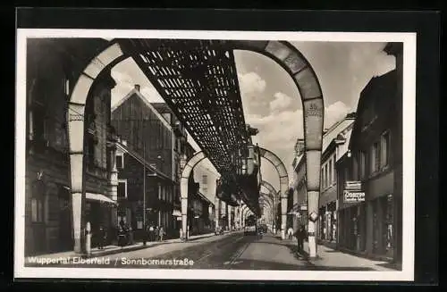 AK Wuppertal-Elberfeld, Sonnbornerstrasse mit Geschäften und Schwebebahn