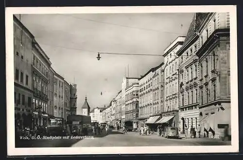 AK Wels /O. Ö., Stadtplatz mit Geschäften und Ledererturm