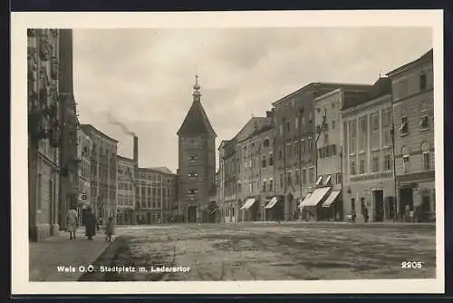 AK Wels /O. Ö., Stadtplatz mit Geschäften und Lederertor