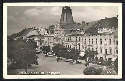 AK Wels, Kaiser-Josef-Platz mit Gasthaus und Hauswandwerbung für Volkskredit-Bauern-Gewerbe-Bank