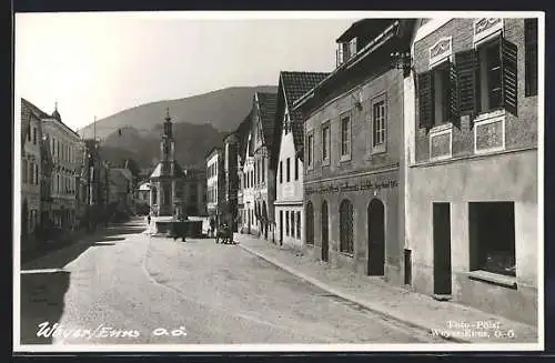 AK Weyer /Enns, Strassenpartie mit Kirche und Brunnen